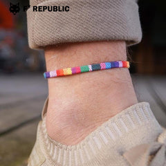 La pulsera arco iris LGBTQ trenzada a mano encanta el arco iris