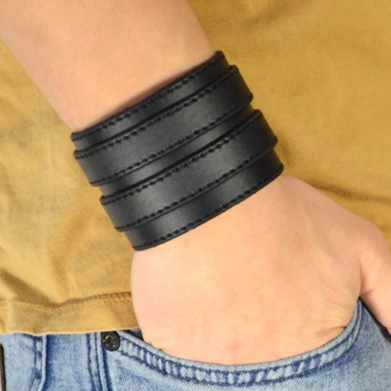 Pulsera de cuero negro con dos correas.